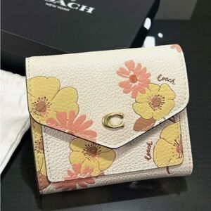 COACH Wallet Leather Wyn Small Floral, White and Pink